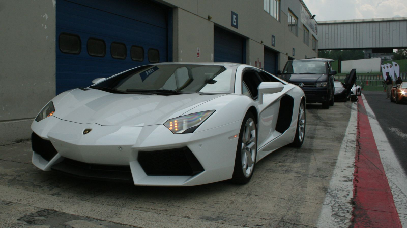Illustration for article titled Lamborghini Aventador LP-700 at Vallelunga